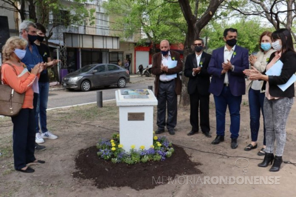 || Solenidade de inauguração da placa de agradecimento à professora Roswitha Cristiane Wachholtz, na cidade de Resistência.
Imagem: Acervo Norma Hofstaetter Barros - FOTO 21 -