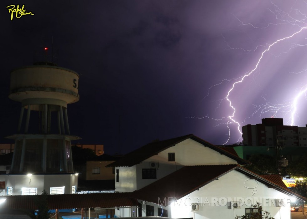 || Outro instantâneo de queda de raios   sobre a cidade de Marechal Cândido Rondon, no começo da noite de 10 de setembro de 2021.
Imagem: Acervo e crédieto de Rafael Sturm - FOTO  19 -
