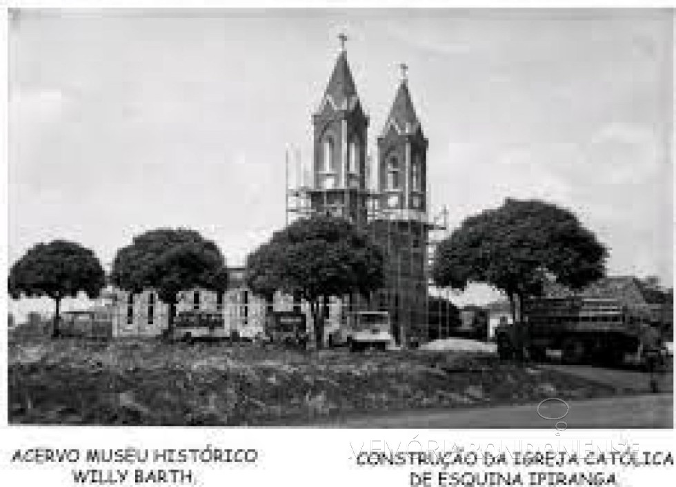 || Igreja de Vila Ipiranga (Toledo), em construção, obra iniciada em setembro de 1964.
Imagem: Acervo Museu Histórico Willy Barth (Toledo - PR) - FOTO 5 -