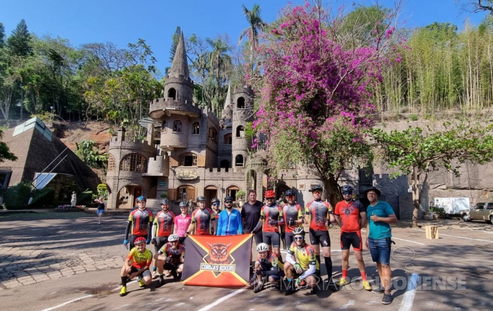 || Grupo do Corujas Bikers no Restaurante Castelinho, em Matelândia, às margens da BR 277, em setembro de 2021.
Em pé, a partir da esquerda: Daniel Bergmann, Adriano Kotz, Andriele Unfried, Sergio Mokfa, Matheus Gomes, Felipe Weissheimer, Neumar Engelmann, Gerciney Ramos, Rafael Schroder, Rodrigo Skrosk, Henrique Scotton e Roberto de Souza.
Agachados, a partir da esquerda: Luan Zastrow, Adilson Barbosa, Anderson Girardello e Cristiano Viteck.
Imagem de Rubens Reichert - FOTO 13 -