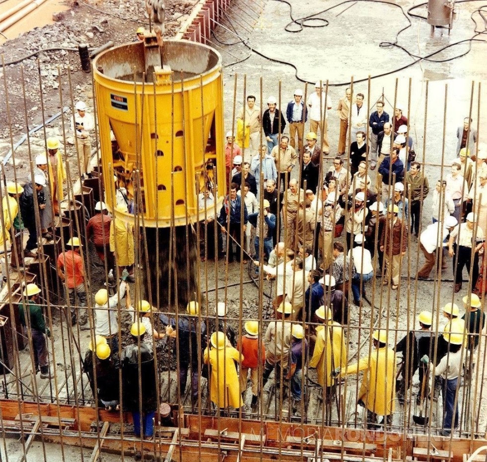 || Primeira carga de concreto para a construção da barragem de Itaipu Binaciona, em final de setembro de 1977.
Imagem: Acervo da empresa binacional - FOTO 5 -