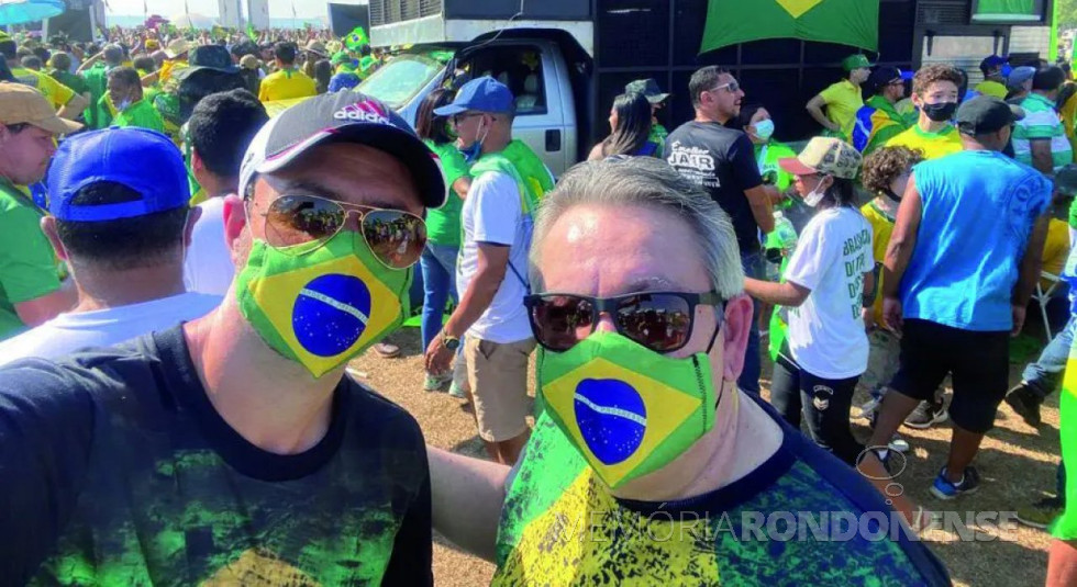|| Advogado rondonense Oscar Nasighil (d) participando em Brasília da manifestação popular de 07 de setembro de 2021.
Imagem: Acervo O Presente - FOTO 30 -