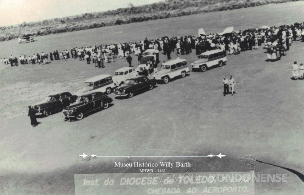 || Chegada de D. Manuel da Silveira D'Elboux e D. Inácio Krause recepcionados no aeroporto de Toledo. As duas autoridades eclesiásticas vieram à cidade para a instalação da diocese, em fevereiro de 1960.
Imagem: Acervo Museu Histórico Willy Barth, de Toledo (PR) - FOTO 6 -