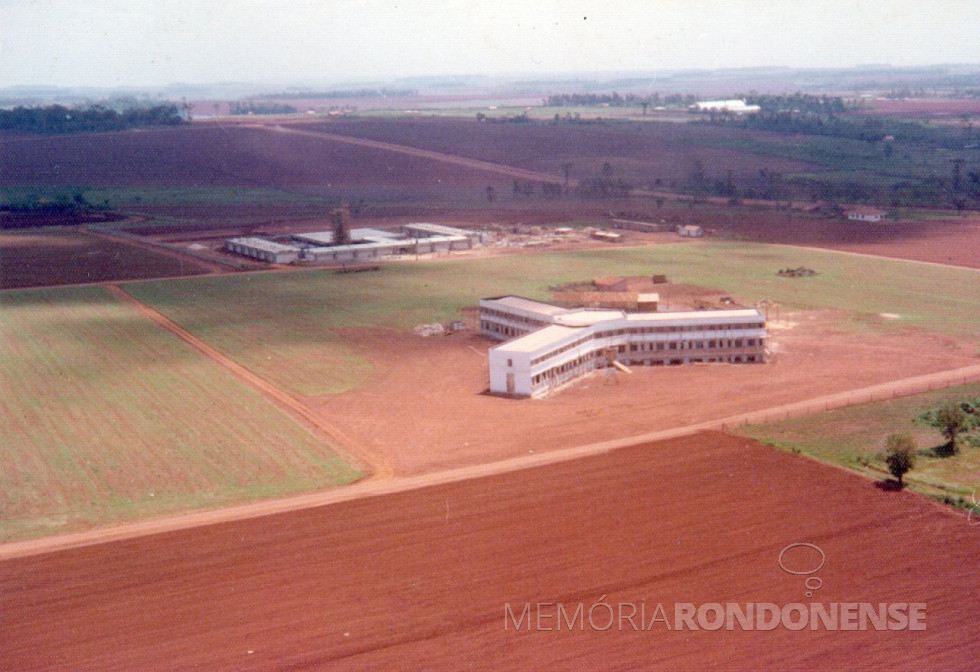 || Seminário Maria, Mãe da Igreja, na cidade de Toledo, inaugurado em setembro de  1976.
Ao fundo, o Colégio Estadual Presidente Castelo Branco.
Imagem: Acervo Revista Cristo Rei - FOTO 11 -