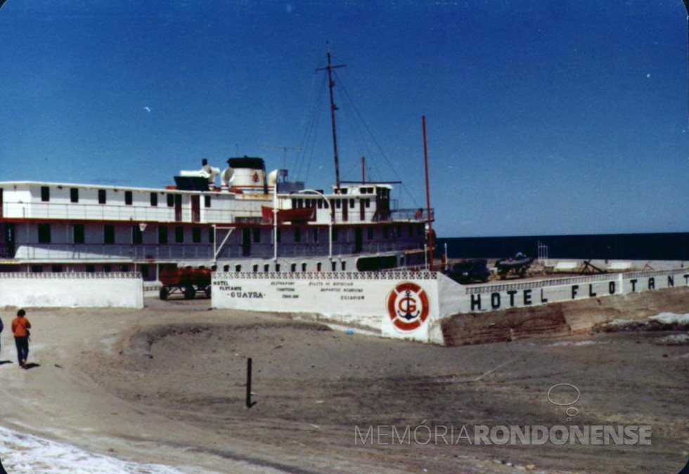 || Vapor Guaíra transformado em hotel flutuante em Puerto Pirámides, e que foi reduzido a cinzas em maio de 1984. 
Imagem: Acervo Administración Península Valdéz - FOTO 9 -