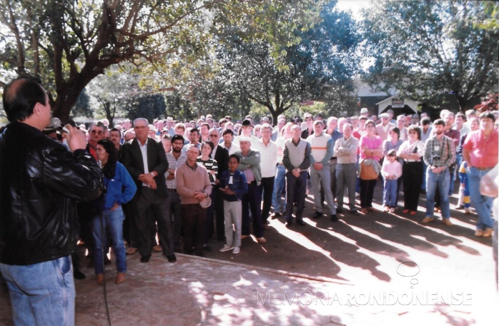 || Público presente na inauguração da sede da Associação de Suinocultores de Marechal Cândido Rondon, em setembro de 1989. 
Em primeiro plano, à esquerda, o comunicador Dirceu da Cruz Vianna, mestre de cerimônias do evento.
Imagem: Acervo APS-MCR - FOTO 4 - 