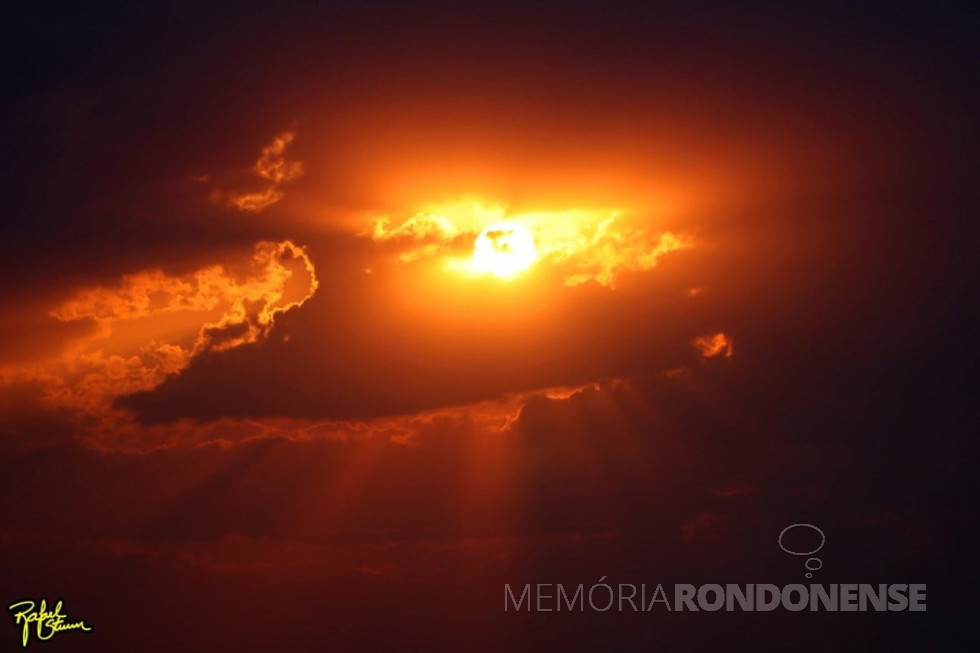 || Outro instantâneo do pôr do sol no município de Marechal Cândido Rondon em 04 de setembro de 2021. Foto feita desde a Linha Arara pelo fotógrafo rondonense Rafael Orlando Sturm - FOTO 25 -
