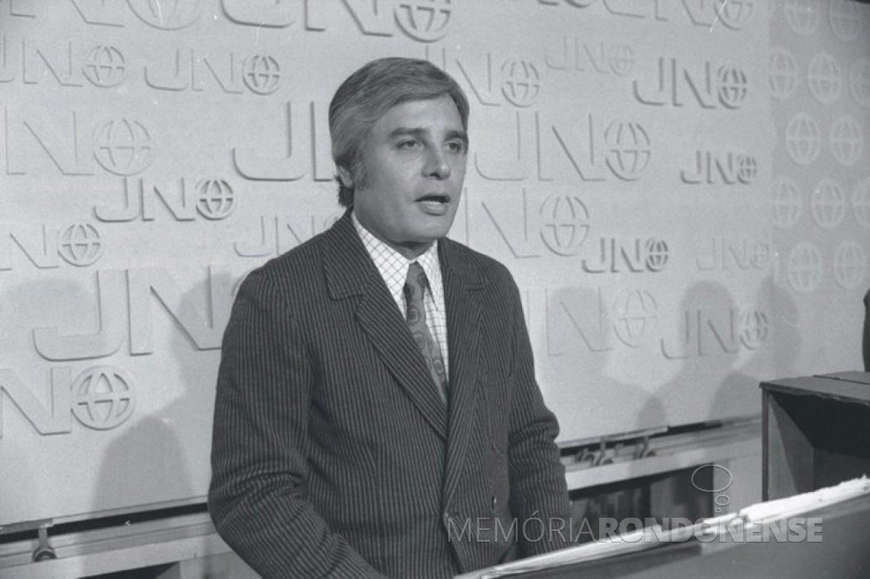 || Comunicador Cid Moreira na apresentação do 1º Jornal Nacional, em setembro de 1969.
Imagem: Acervo Zero Hora (Porto Alegre) - FOTO 3 -