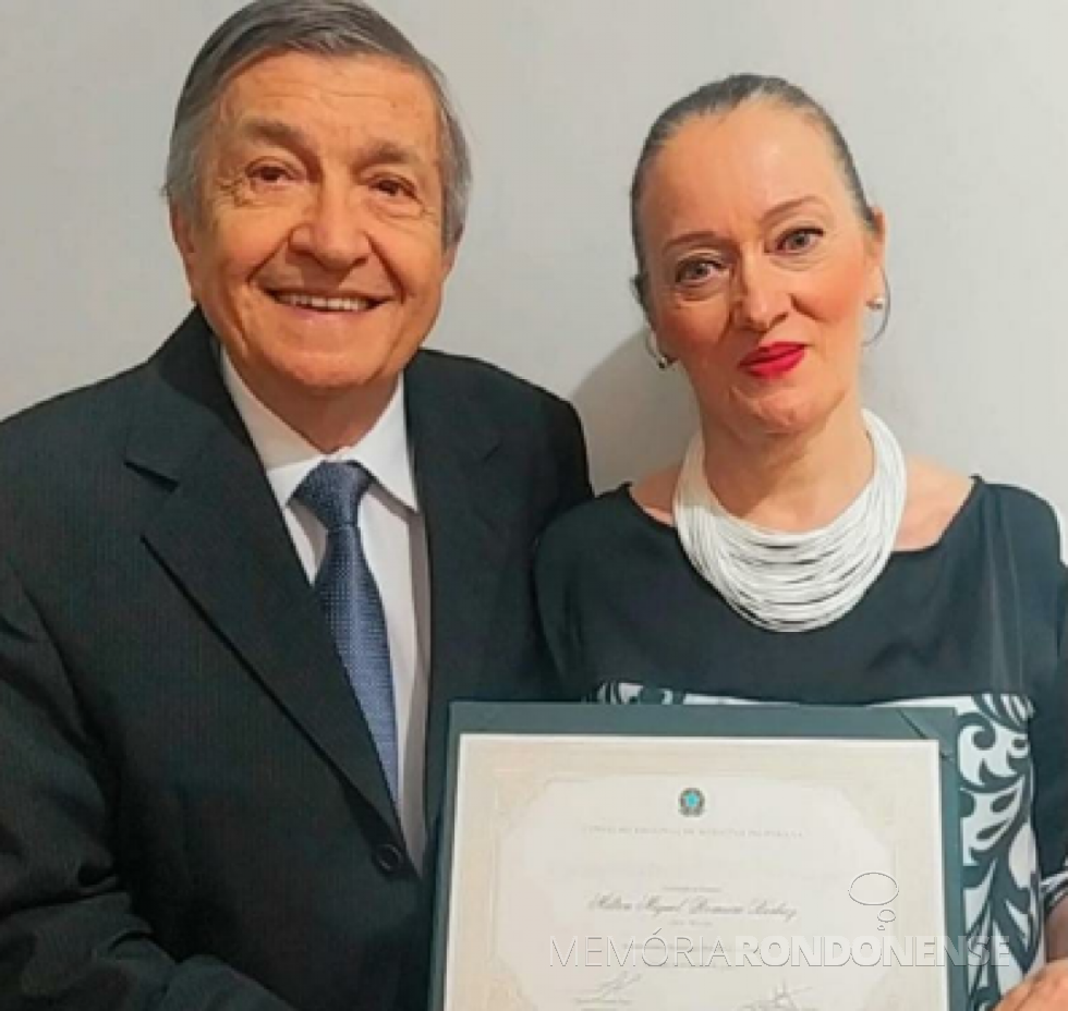 || Médico rondonense Milton Miguel Romeiro Berbicz com a esposa Dalava Ravasio, ele homenageado pelo CRM-PR pelos 50 anos de profissão, em outubro de 2021.
Imagem: Acervo O Presente - 22 -