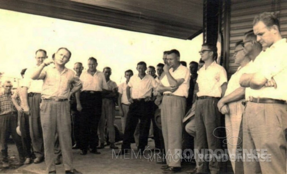 || Pioneiro rondonense e vereador Helmuth Priesnitz discursando na compra da primeira patrola pela Prefeitura Municipal de Marechal Cândido Rondon, no começo da década de 1960, ele falecido em outubro de 1987.
Imagem: Acervo Projeto Memória Rondonense - FOTO 25 -