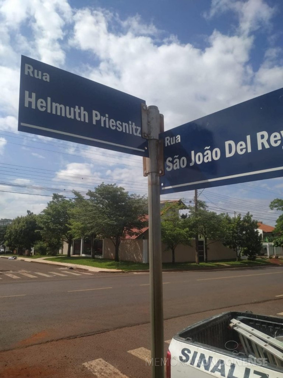 || Placa indicativa da rua em homenagem ao pioneiro Helmuth Priesnitz, na cidade de Marechal Cândido Rondon.
Imagem: Acervo e crédito Cleiton Freitag - FOTO 26 -