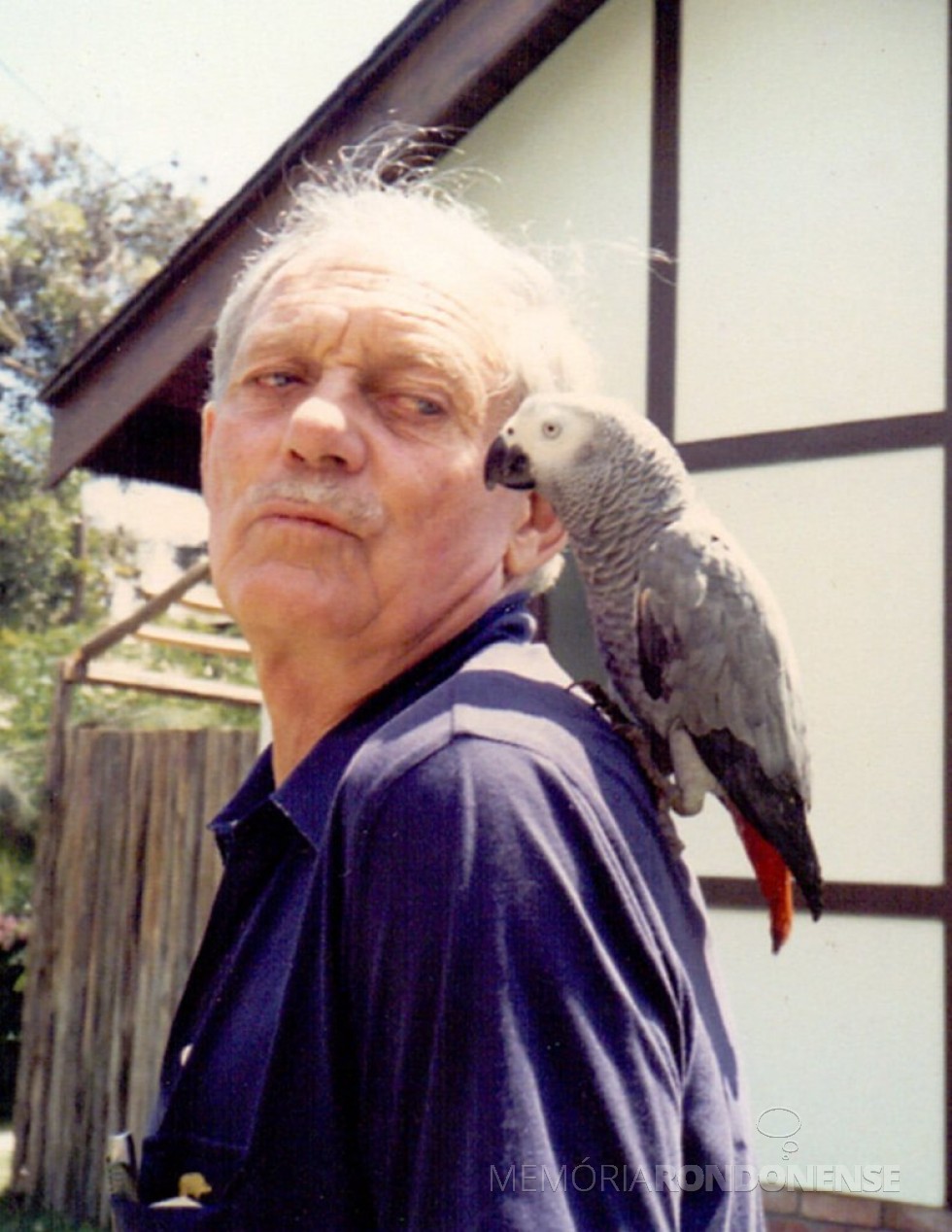 || Dennis Croukamp, co-fundador do Parque das Aves, falecido no ano seguinte à abertura do espaço ambiental.
Imagem: Acervo Marcos Kidrick Iwamoto/ Facebook - FOTO 15 - 