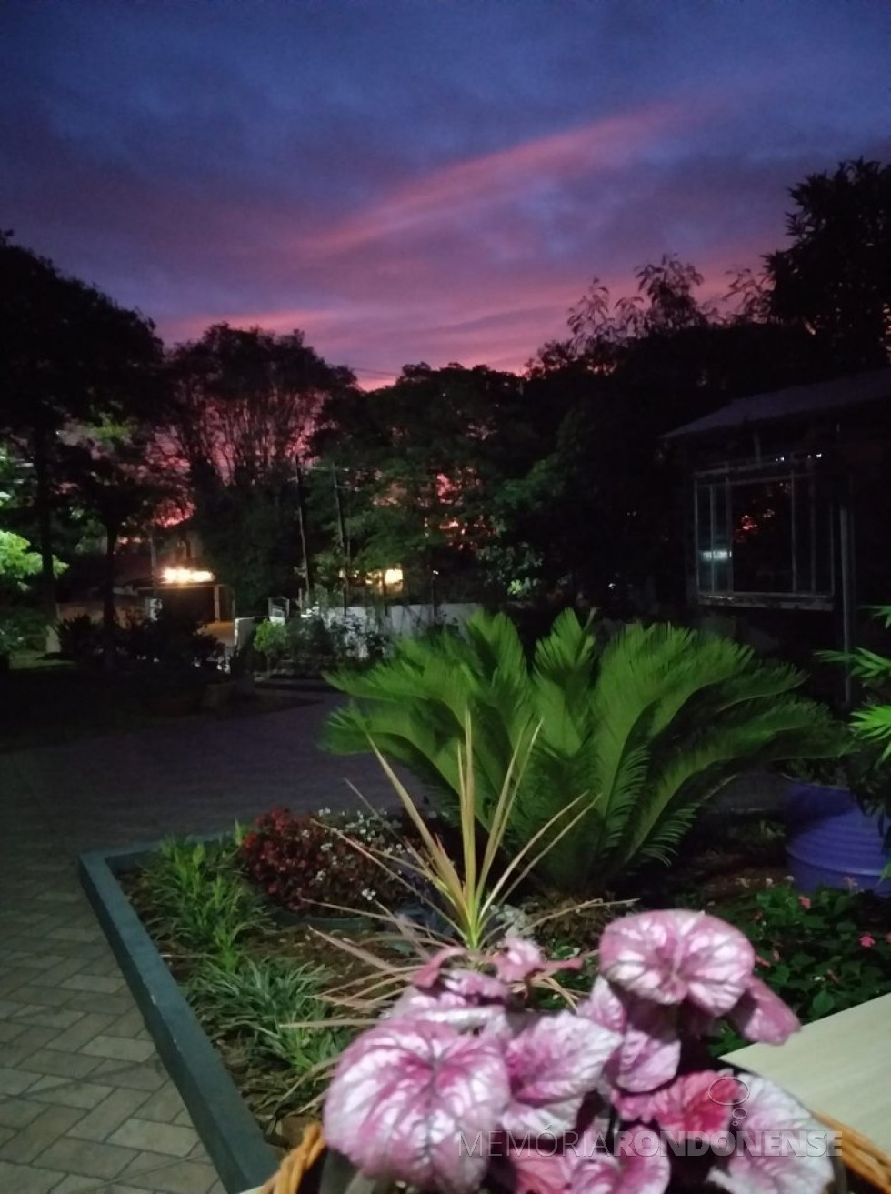 || Mais um flagrante do entardecer em Marechal Cândido Rondon (PR), em 27 de outubro de 2021, um clique desde a área central da cidade.
Imagem: Acervo e crédito da rondonense Lidia Agnes Glitz Sander - FOTO 18 -