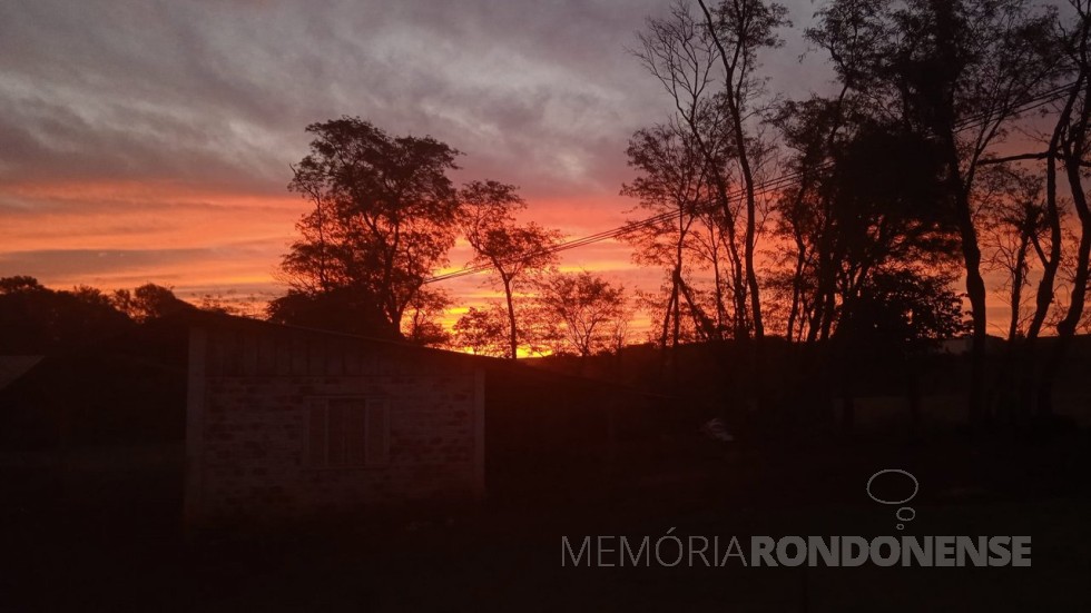 || Mais um instantâneo do fim da tarde na cidade de Marechal Cândido Rondon, em 27 de outubro de 2021.
Imagem: Acervo e crédito da rondonense Valdirene Schönninger - FOTO 16 -
