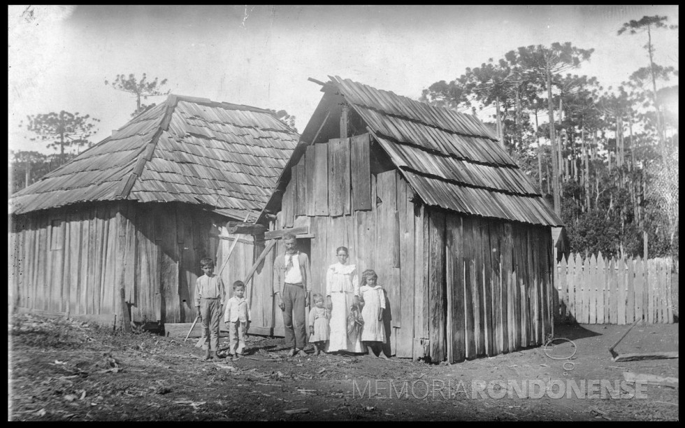 || Família polonesa imgrante na Colônia Tomás Coelho, em Araucária (PR), no início do século XX.
Imagem: Acervo Luíz Venske Dyminski - FOTO 2 - 