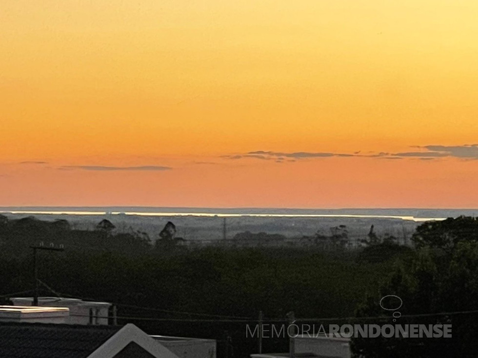 || Entardecer na cidade de Marechal Cândido Rondon com destaque para o Lago da Itaipu.
Foto feita pelo jornalista rondonense Arno Kunzler, a partir do Bairro Boa Vista, em 25 de outubro de 2021 - FOTO 21 -