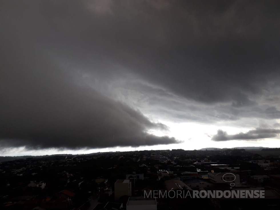 || Outro instantâneo do deslocamento  do temporal, em foto a partir do centro da cidade de Marechal Cândido Rondon.
Imagem: Acervo e crédito da rondonense e professora aposentada Edite Feiden - FOTO 28 - 
