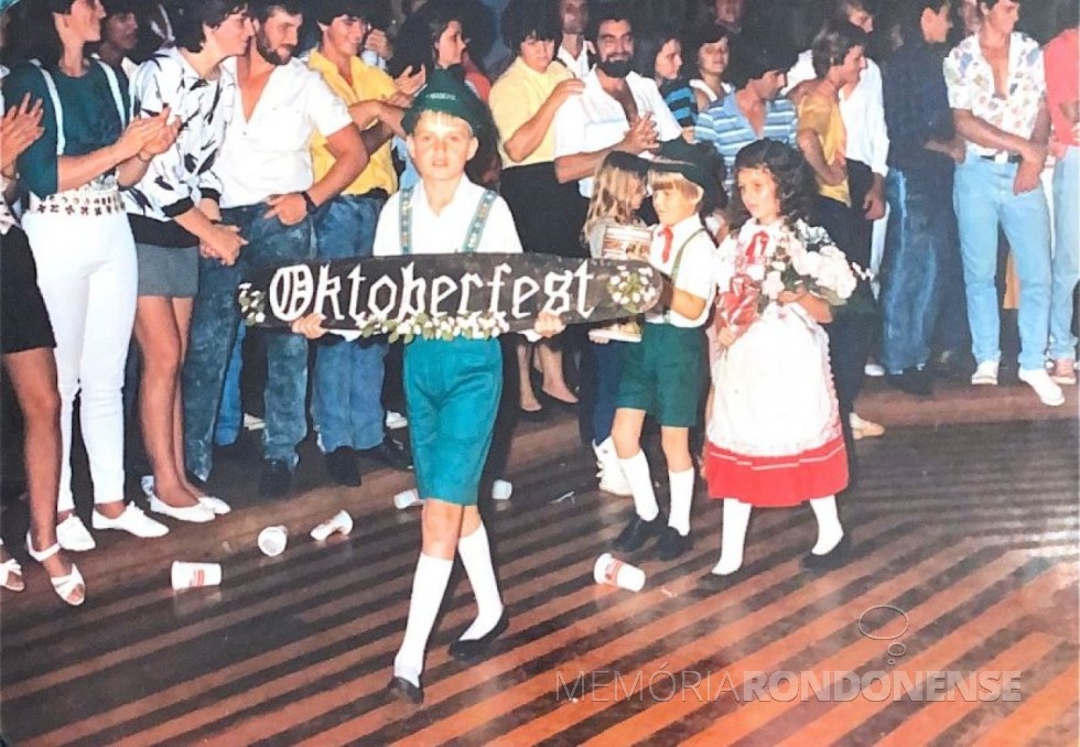 || Abertura da pré-oktoberfest da Oktoberfest 1987 de Marechal Cândido Rondon, na então sede distrital de Quatro Pontes. 
Imagem: Acervo Teresinha Francener Lippert - FOTO 4 -