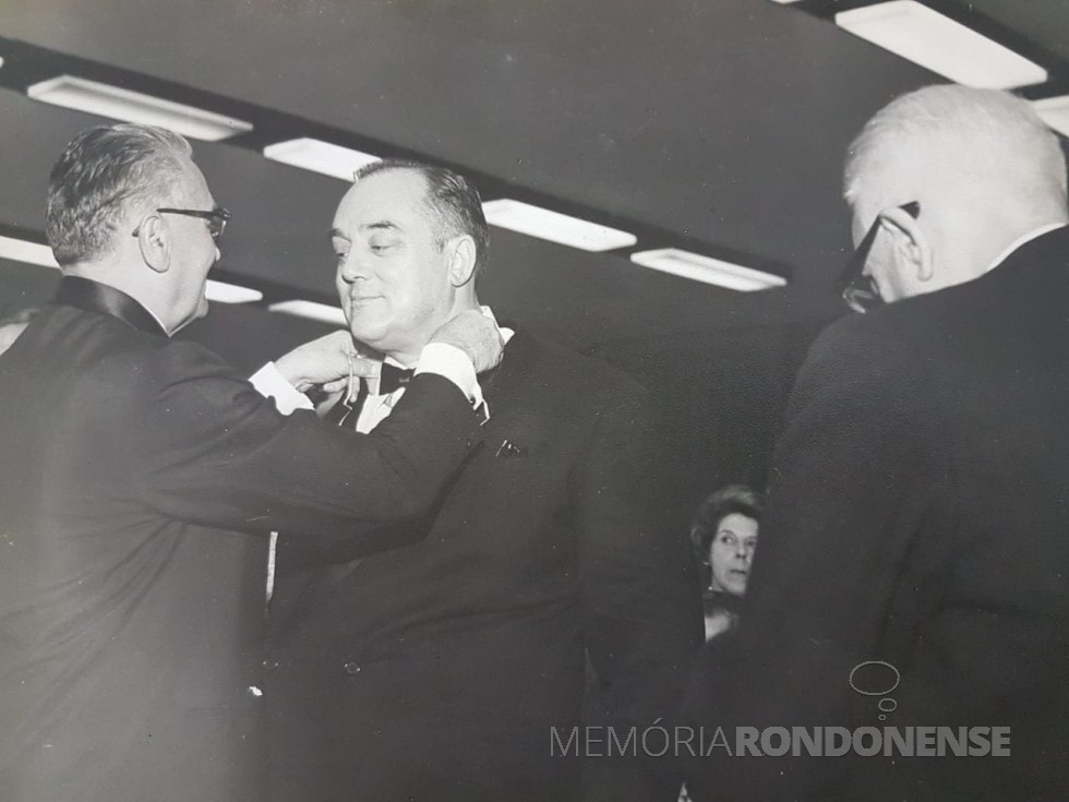 || Médico Dr. Friedrich Rupprecht Seyboth recebendo o colar de comendador da ordem dos Cavaleiros da Concórdia.
Imagem: Acervo Família Seyboth - FOTO 4 - 