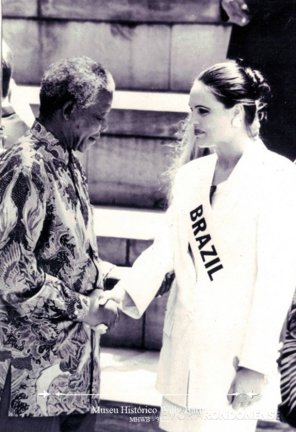 || Elessandra Dartora recebida pelo presidente da África do Sul, Nelson  Mandela, na cidade de Sun City. 
Imagem: Acervo Museu Histórico Willy Barth, de Toledo (PR). -FOTO 8 -