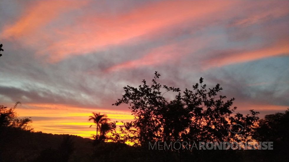|| Outro instantâneo do pôr do sol no município de Marechal Cândido Rondon, em foto feita a partir da Linha Palmital. 
Imagem: Acervo e crédito da rondonense Telci Witeck Dreyer - FOTO 15 -