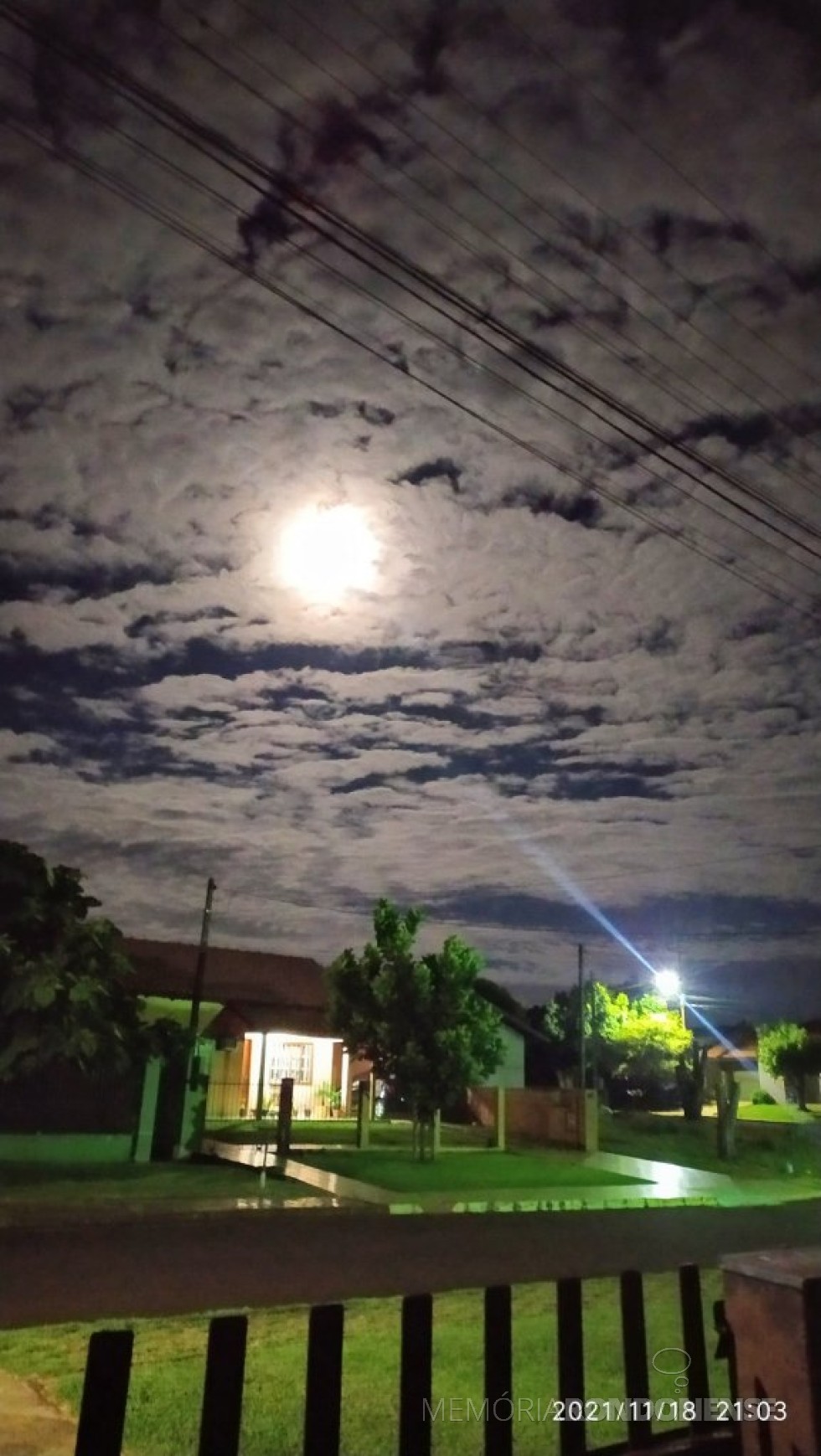  || Luar na cidade de Marechal Cândido Rondon (PR), às vésperas de Lua Cheia, às primeiras horas do anortecer de 18 de novembro de 2021.
Imagem: Acervo e crédito dea rondoennse Cleci (nascida Hardke) Dal Bello - FOTO 16 - 