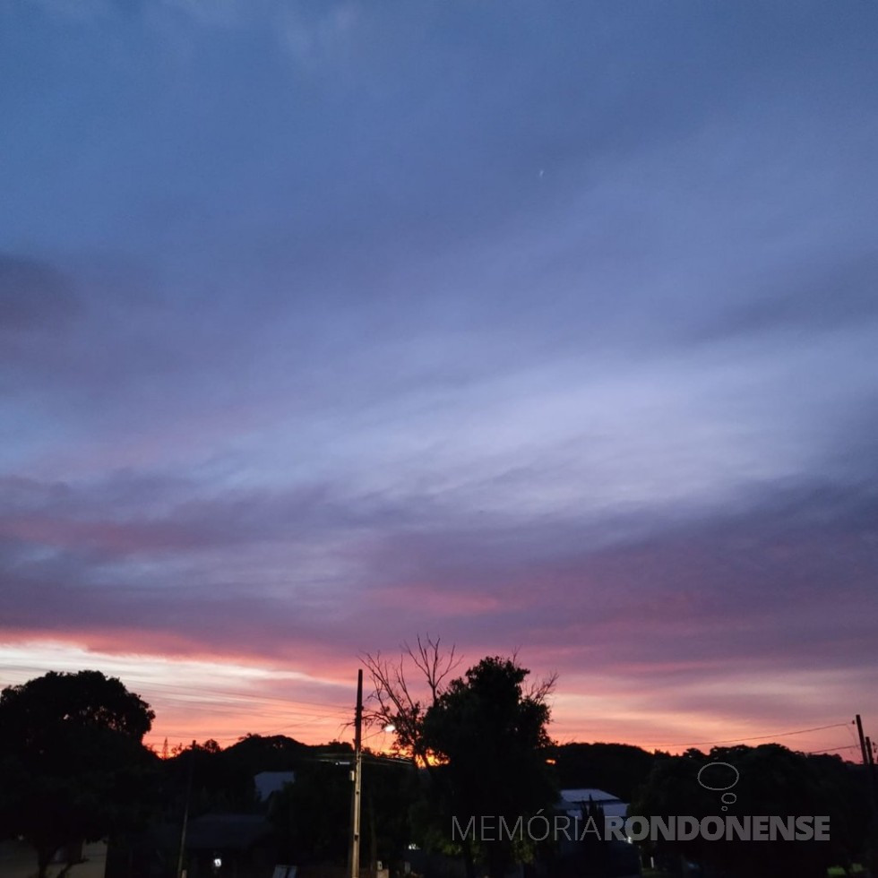 || Pôr do sol na cidade de Marechal Cândido Rondon, em 23 de novembro de 2021.
Imagem: Acervo e crédito da pioneira rondonense Ilda Bet - FOTO  20 - 
