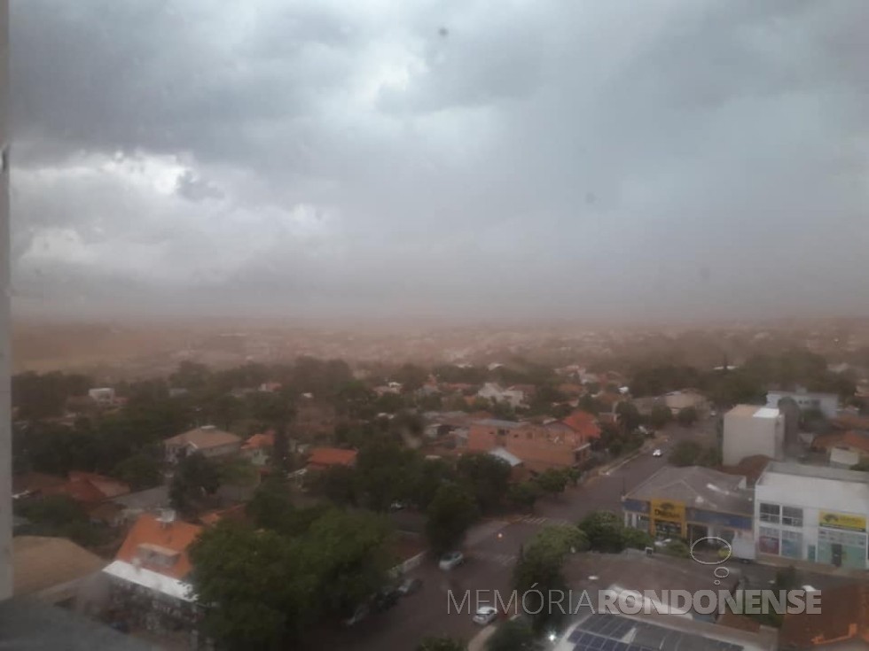 || Tempestade se aproximando da cidade de Marechal Cândido Rondon, em 25 de novembro de 2021.
Imagem: Acervo e crédito da pioneira e professora rondonense Edite Feiden - FOTO 17 - 
