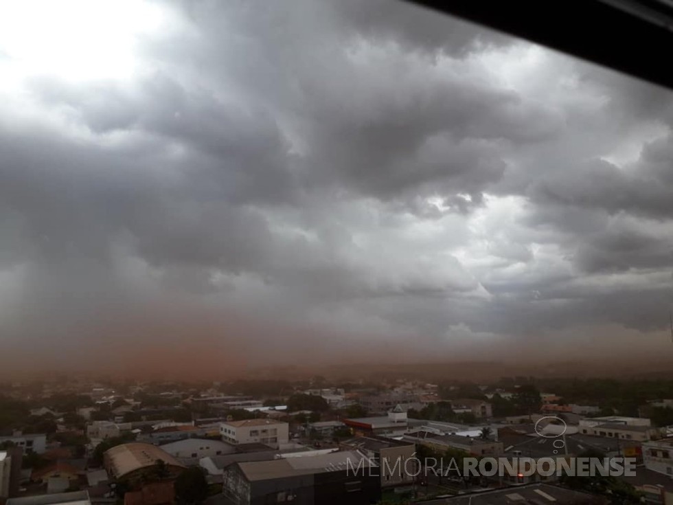 || Outro instantâneo da aproximação do temporal na cidade de Marechal Cândido Rondon (PR), em 25 de novembro de 2021.
Imagem: Acervo e crédito da professora rondonense Edite Feiden - FOTO 18 -