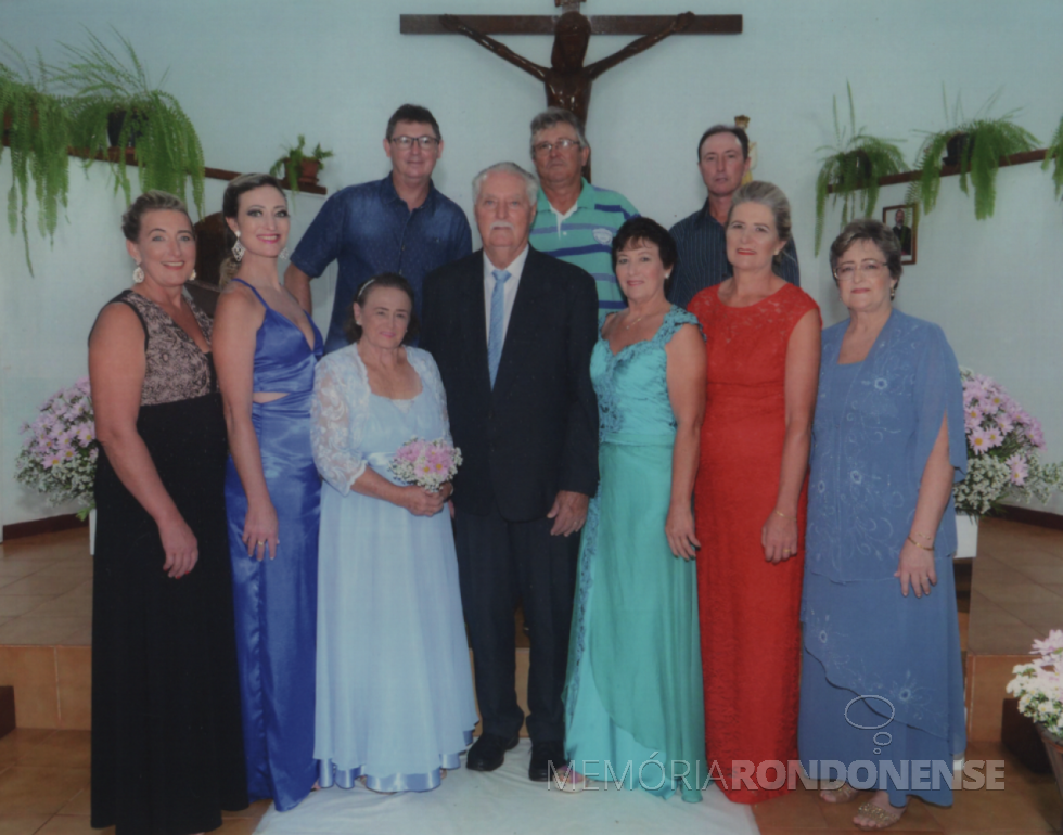 || Casal Marta e Francisco com os filhos na data da celebração da Bodas de Diamante, em fevereiro de 2018.
Imagem: Acervo da família - FOTO 16 -