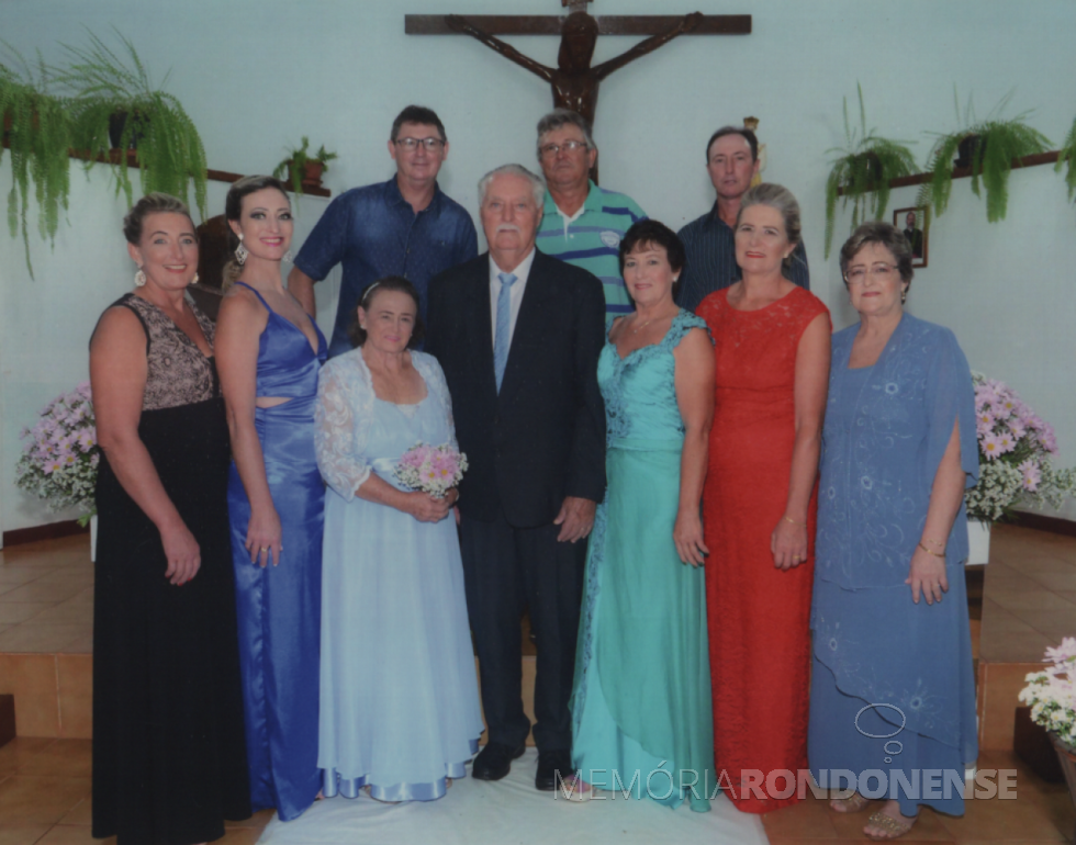 || Casal Marta e Francisco com os filhos na data da celebração da Bodas de Diamante, em fevereiro de 2018.
Imagem: Acero da família - FOTO 15 - 