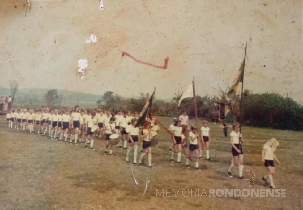 || Apresentação da fanfarra da Escola Municipal de Linha São Cristóvão, em setembro de 1975.
Imagem: Acervo Carla Paulo Macedo - FOTO 8 -