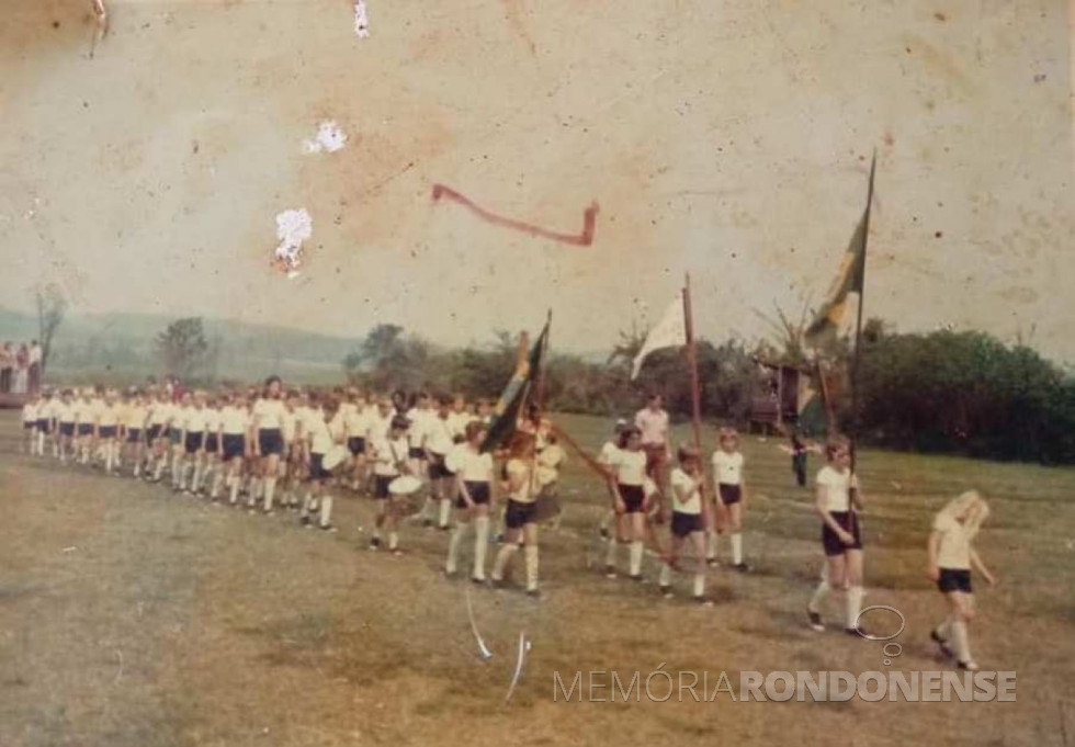 || Apresentação da fanfarra da Escola Municipal de Linha São Cristóvão, em setembro de 1975.
Imagem: Acervo Carla Paulo Macedo - FOTO 15 -