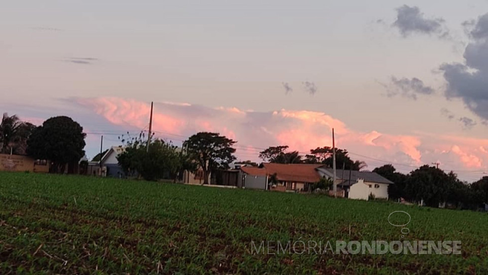 || Outro instantâneo do crepúsculo na cidade de Marechal Cândido Rondon (PR), em 31 de outubro de 2021.
Imagem: Acervo e crédito da rondonense Elise Schmitt - FOTO 21 -