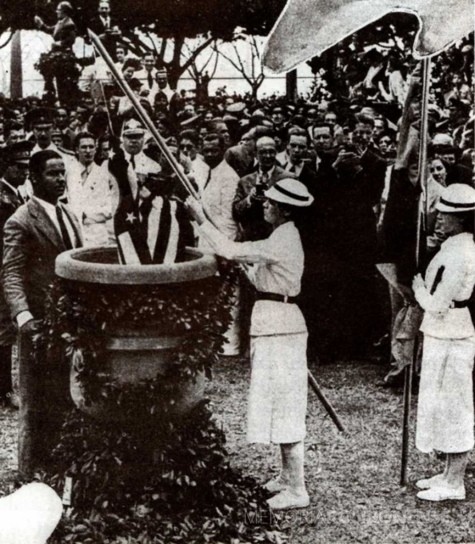 || Queima de bandeiras estaduais em praça na cidade do Rio de Janeiro, por solicitação de Getúlio Vargas. 
Imagem: Acervo Bol. Com - Uol - FOTO 3 -