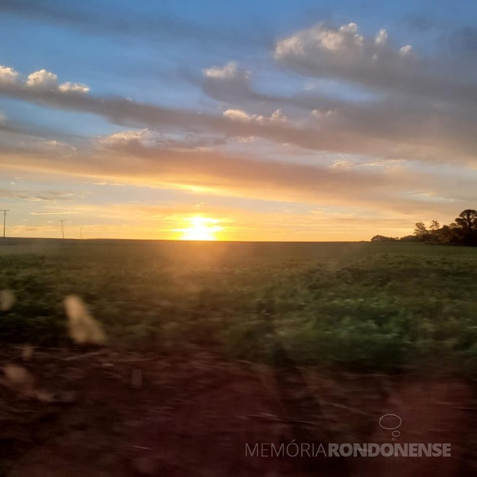 || Pôr do sol  em Marechal Cândido Rondon, no dia 29 de novembro de 2021.
Imagem: Acervo e crédito da pioneira rondonense Ilda Bet - FOTO 26 -