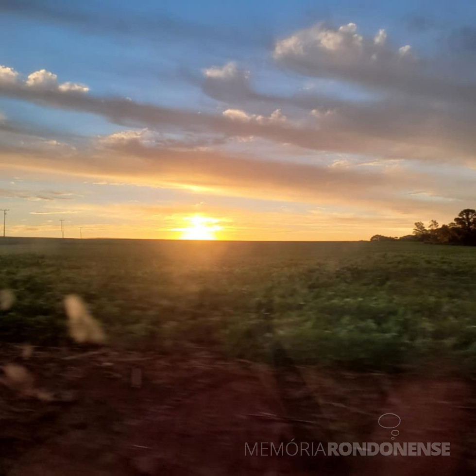 || Pôr do sol  em Marechal Cândido Rondon, no dia 29 de novembro de 2021.
Imagem: Acervo e crédito da pioneira rondonense Ilda Bet - FOTO 32 -