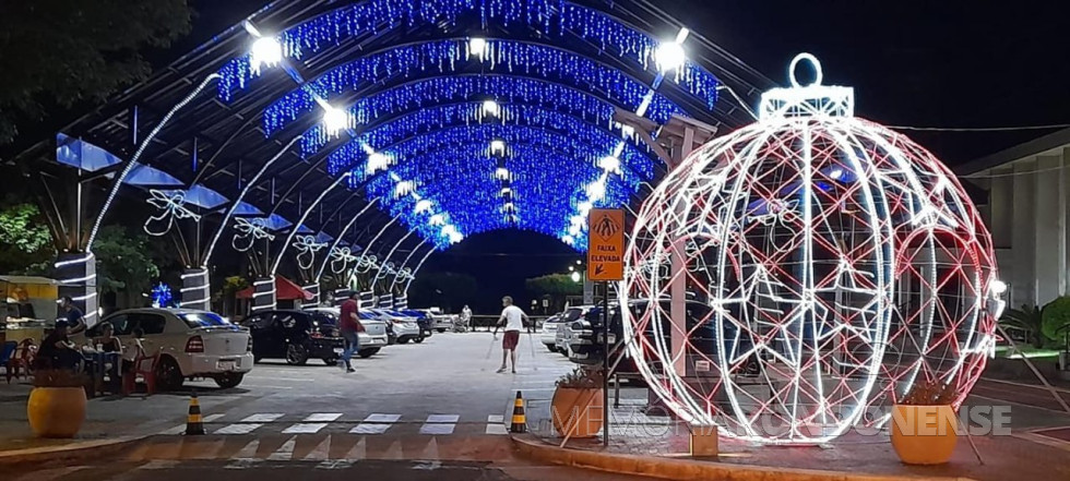 || Rua Coberta de Pato Bragado com a decoração natalina 2021. 
Imagem: Acervo pessoal - FOTO 14 - 