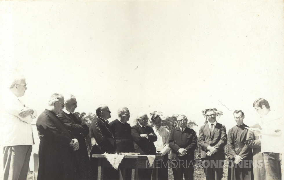 || Lançamento da pedra fundamental do extinto Seminário Santo Américo, em Nova Santa Rosa.
Da esquerda à direita: 1º - não identificado; 2º padre Antonio Darius, páraco da Matriza Católica Sagrado Coração de Jesus, de Marechal Cândido Rondon; 3º - não identificado; bispo diocesano D. Armando Cirio; 4º - não identificado; padre Aloísio Baumeister, pároco da Matriza Nossa Senhora de Fátina, do distrito de Novo Sarandi Toledo; e demais não identificados.
Imagem: Acervo Núcleo da Memória do Colégio Santo Américo (SP). Direito de uso exclusivo (não pode ser copiado) ao Projeto Memória Rondonense - FOTO 9 -