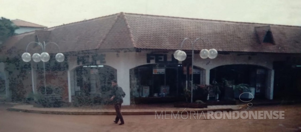 || Sede própria da
 filial das Casa Felipe, em Marechal Cândido Rondon, na equinas da Ruas Paraná e Sete de Setembro, atualmente (2021) ocupada pela Loja Merlin.
Imagem: Acervo Rejane Dahmer (Porto Belo - SC) - FOTO 11 -