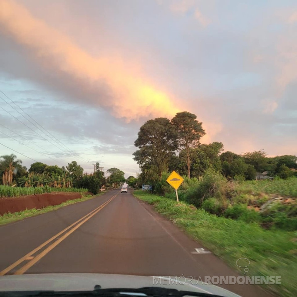|| Outro instantâneo do pôr do sol na cidade de Marechal Cândido Rondon, em 29 de novembro de 2021.
Imagem: Acervo e crédito da  pioneirarondonense Ilda Bet - FOTO 31 -