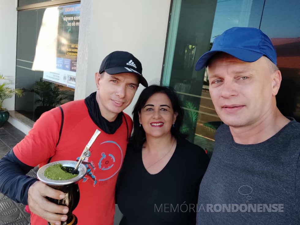 || Cuiabano Charles Araújo recepecionado pelo casal rondonense Cirley Smaniotto e Jair Fuchs, em final de outubro de 2021.
Imagem: Acervo do casal Cirley Smaniotto e Jair Fuchs - FOTO 24 -