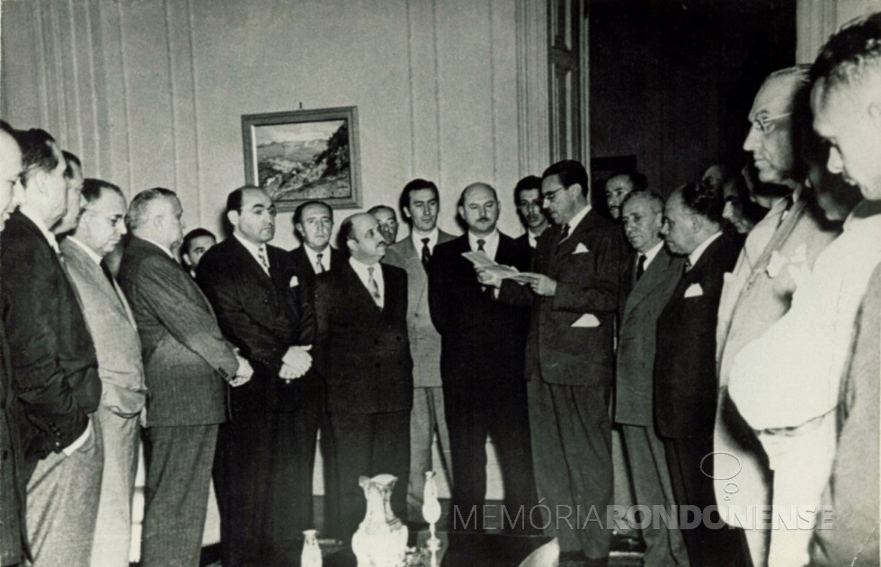 || Solenidade de federalização da Universidade do Paraná (UFPR), em começo de dezembro de 1950.
Ao centro, o governador paranaense Mosiés Lupion ( de terno escuro e mãos cruzadas), tenho ao seu lado direito, o presidente da República Eurico Gaspar Dutra, e a sua esquerda, o professor Prof Loureiro Fernandes, pioneiro da Antropologia no Paraná. Discursando é o professor Flávio Suplicy de Lacerda, reitor da instituição universitária.
Imagem: Acervo NC/UFPR - FOTO 3 -