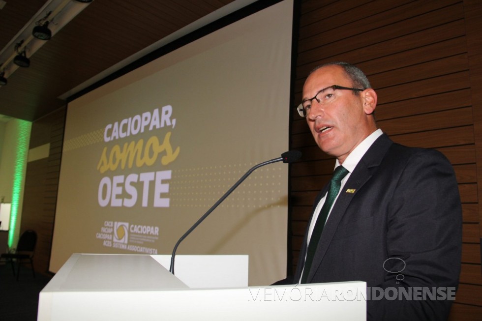 || Empresário Flávio Gotardo Furlan em seu discurso de posse como presidente da Caciopar gestão 201/2022, em final de outubro de 2021.
Imagem: Acervo Jornal do Oeste (Toledo-PR) - FOTO 16 - 