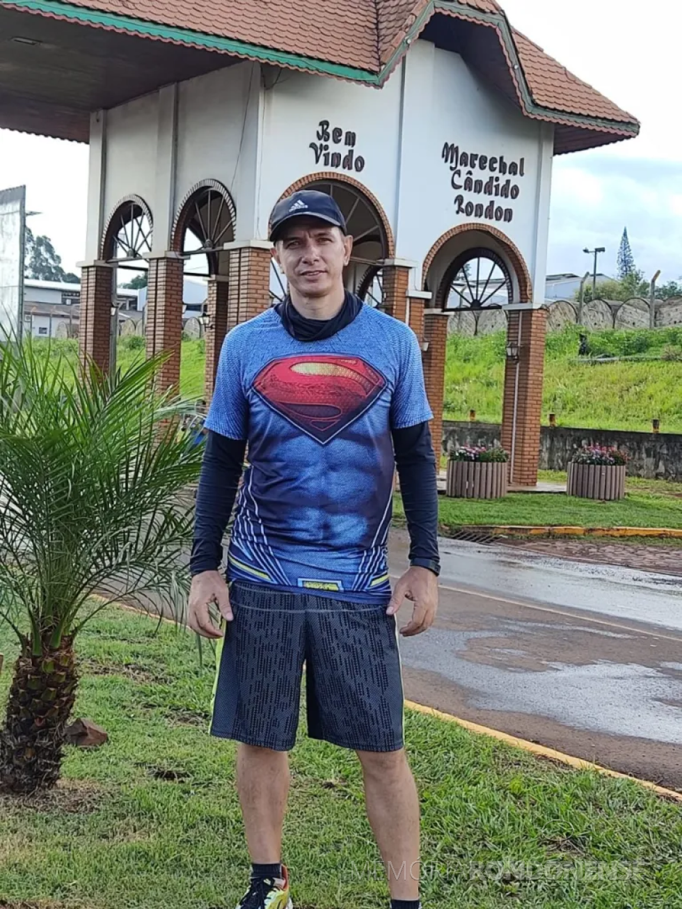 || Charles Araújo no portal de acesso na cidade de Marechal Cândido Rondon, antes de deixar a cidade em seu caminho para o Chuí (RS).
Imagem: Acervo Sirley Smaniotto e Jair Fuchs - FOTO 23 -
