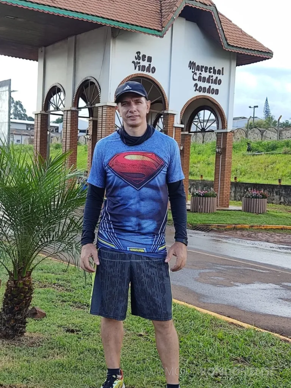 || Charles Araújo no portal de acesso na cidade de Marechal Cândido Rondon, antes de deixar a cidade em seu caminho para o Chuí (RS).
Imagem: Acervo Sirley Smaniotto e Jair Fuchs - FOTO 25 -
