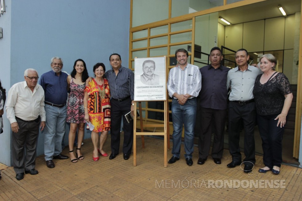|| Solenidade de descerramento da placa alusiva ao centenário do escritor toledano Oscar Silva, em janeiro de 2015. 
Na foto, prefeito Beto Luniti (camisa listrada branca) junto com famíliares do homenageado.
Imagem: Comunicação PM-Toledo - FOTO 6 - 