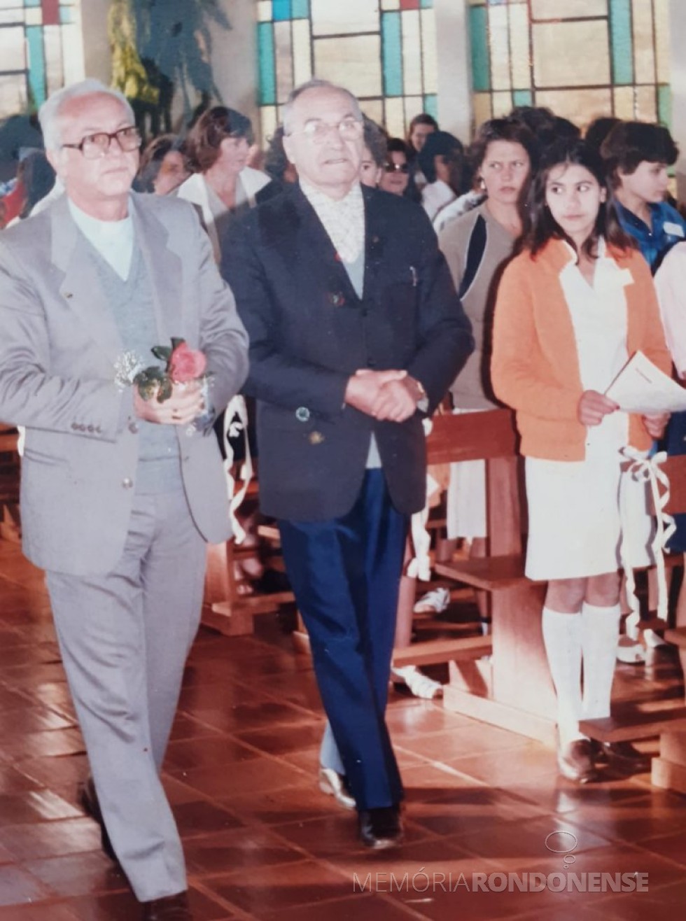 || Padre João Werner (d) e o bispo diocesano D. Lúcio Ignácio Baumgartner, em vista à Capela São Cristóvão, pertencente à Paróquia Santa Margarida, em 1985.
Imagem: Acervo Izoldi Witeck Adams - FOTO 4 - 