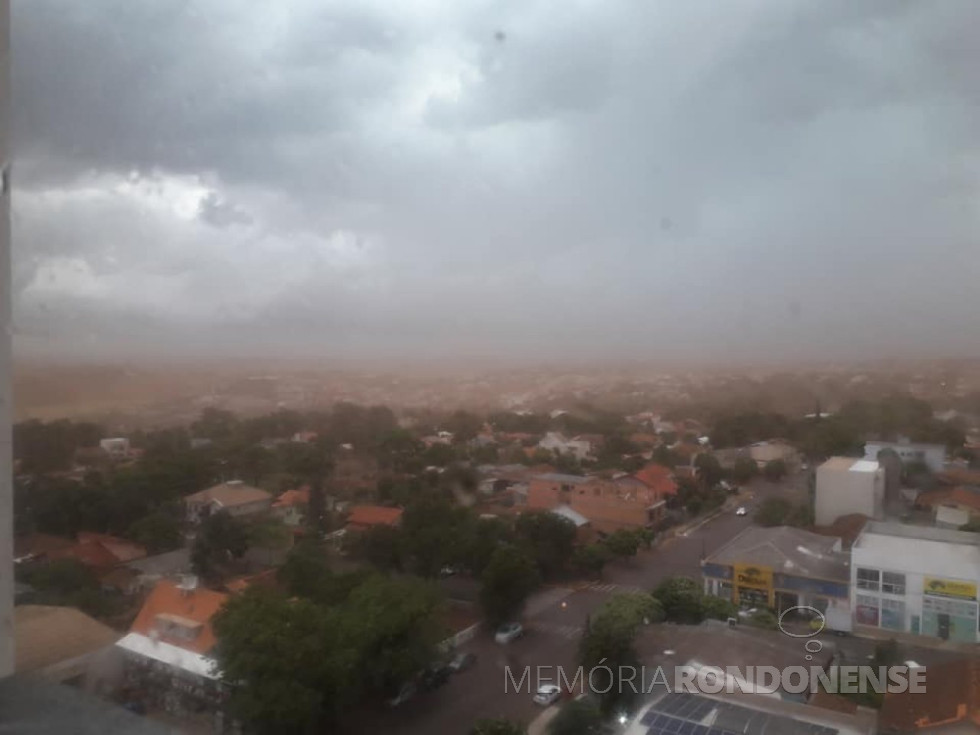 || Tempestade se aproximando da cidade de Marechal Cândido Rondon, em 25 de novembro de 2021.
Imagem: Acervo e crédito da pioneira e professora rondonense Edite Feiden - FOTO 17 -