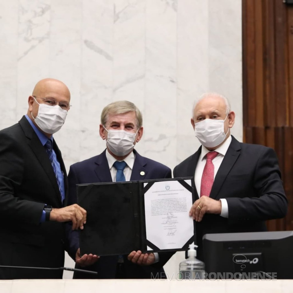 || Elio Lino Rusch em sua posse como deputado estadual efetivo, em  novembro de 2021, ladeado pelo 1º secretário da Assembleia Legislativa do Estado do Paraná, deputado estadual Cláudio Romanelli (e) e pelo deputado estadual Ademar Traiano, presidente da Assembleia Legislativa.
Imagem: Acervo pessoal 8 -